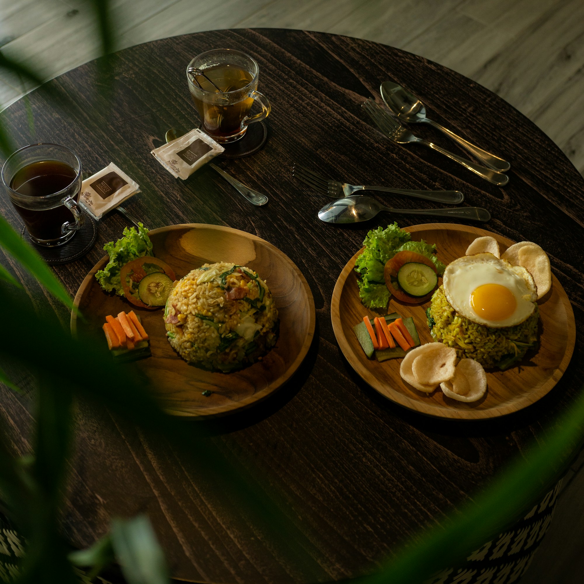 Hidangan nasi dan kopi sebagai ilustrasi visual untuk pilihan makan di Bali